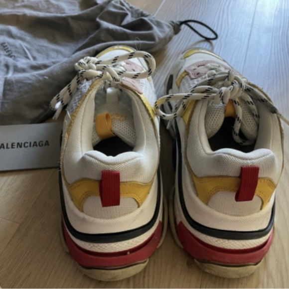 Triple S Balenciaga Trainers LIKE NEW
Side 38 (US 8) - Picture 4 of 4